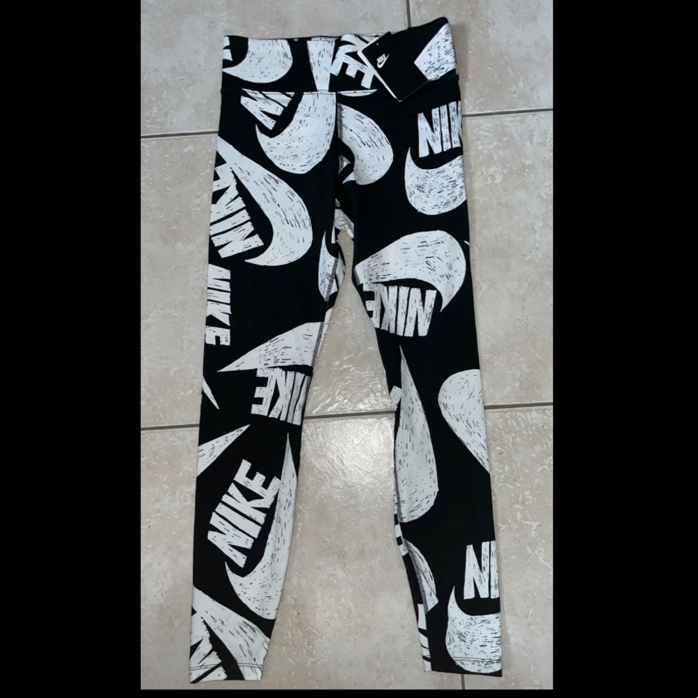 Women’s Nike Leggings Size M. Brand new